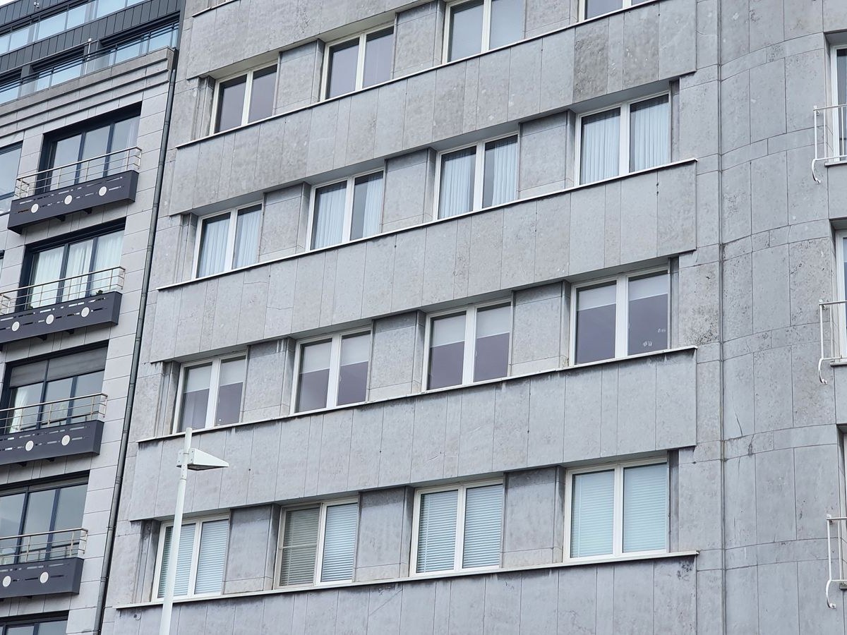 Des façades qui s'effritent au-dessus de la rue